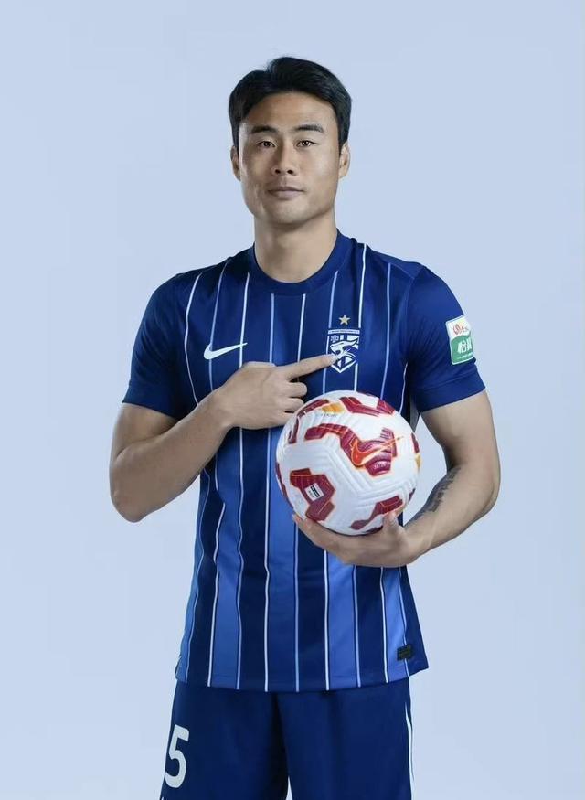 武汉三镇发布备战花絮，清晨主帅复盘，西甲任务艰巨，年轻球员得到机会(今天中甲武汉三镇战况)